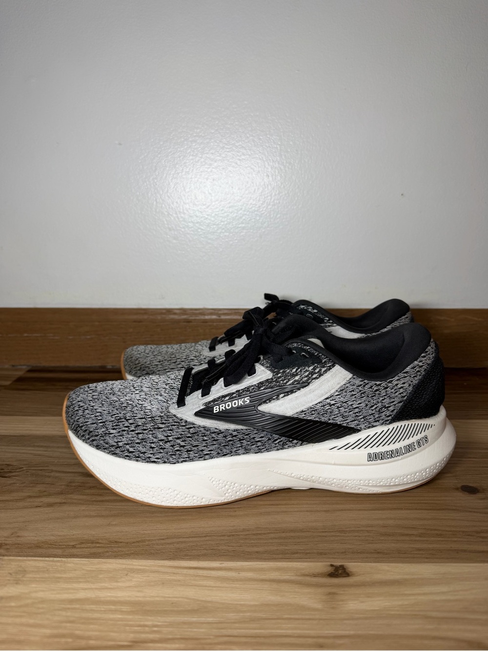 Brooks Adrenaline GTS 24 Women’s Size 9 Gray Black Running Shoes
